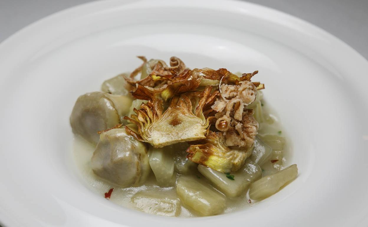 Cardo y alcachofas con crujiente de cardo y alcachofas. 