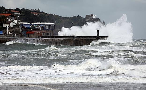 El fuerte temporal de hace unos días gplpea Lekeitio.