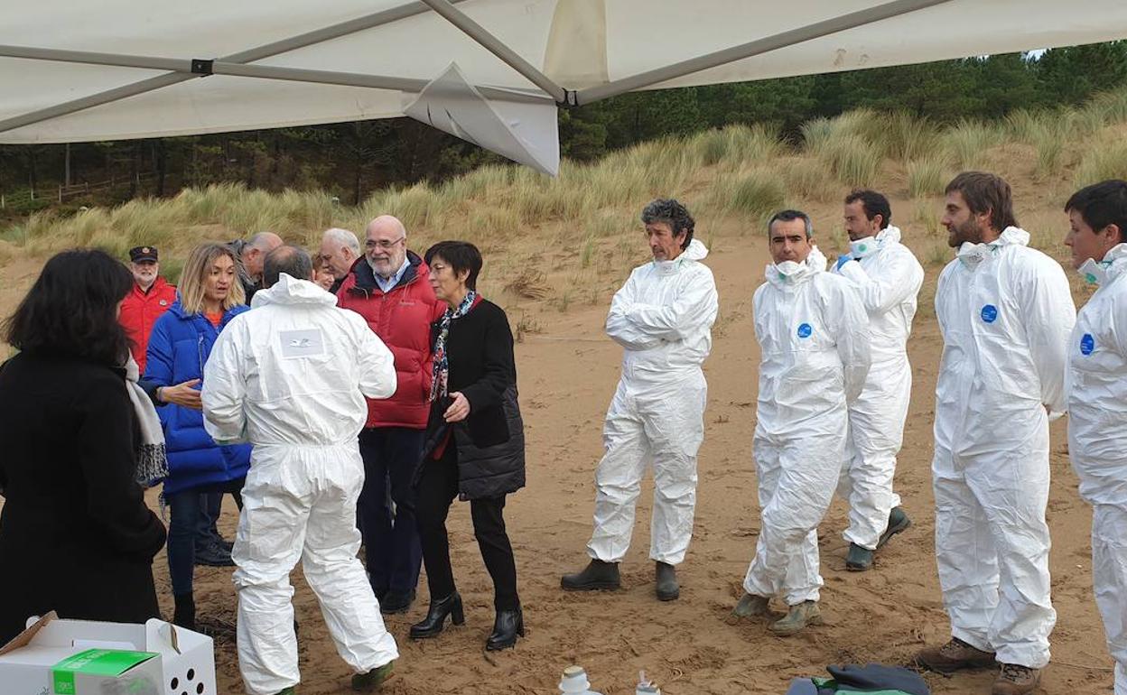 Las autoridades de los ejecutivos nacional y vasco charlan con los técnicos que han participado en el simulacro. 