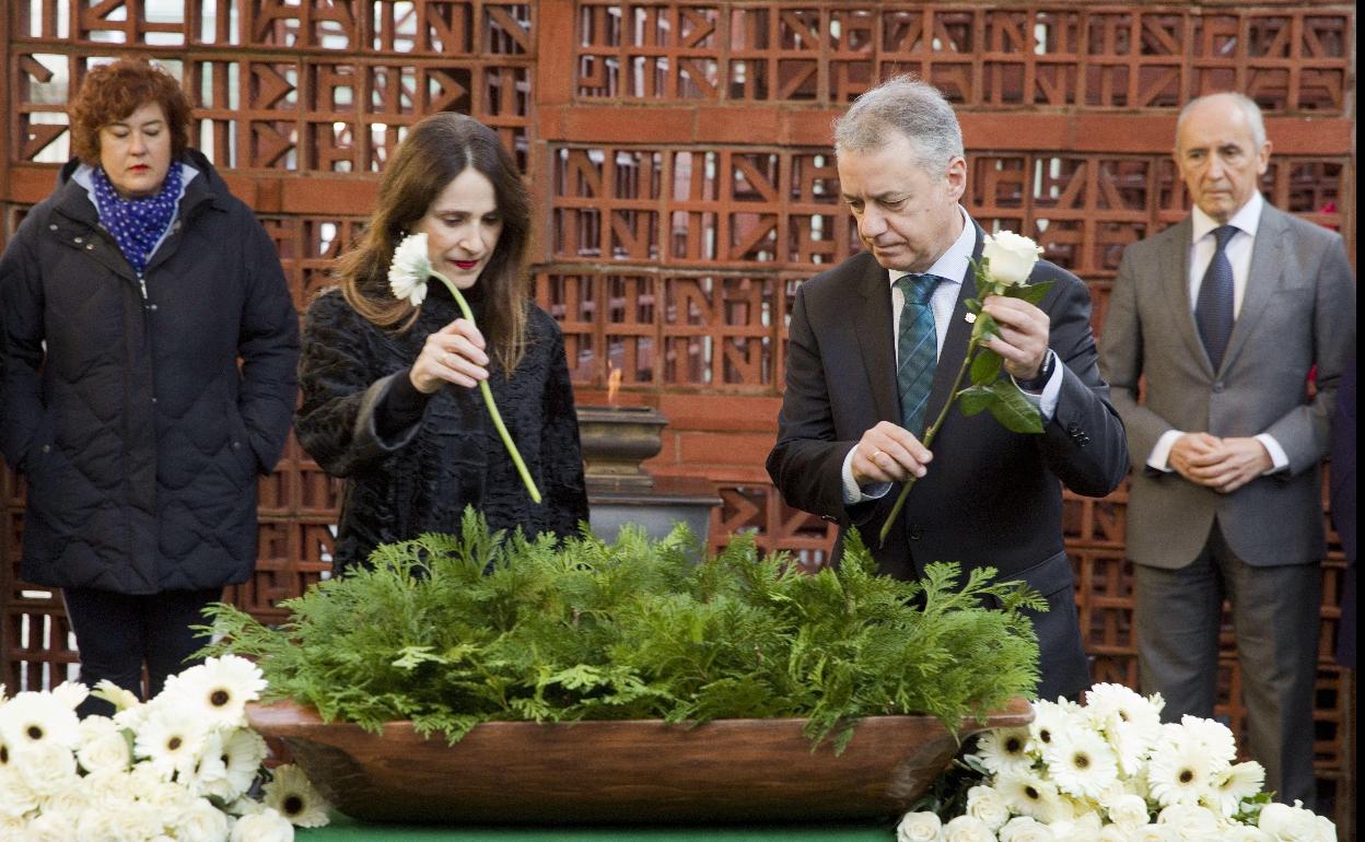 Urkullu, con Bakartxo Tejería durante el acto de La Memoria. 