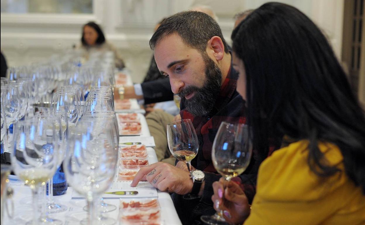 Jamón y vino para alegrar el camino