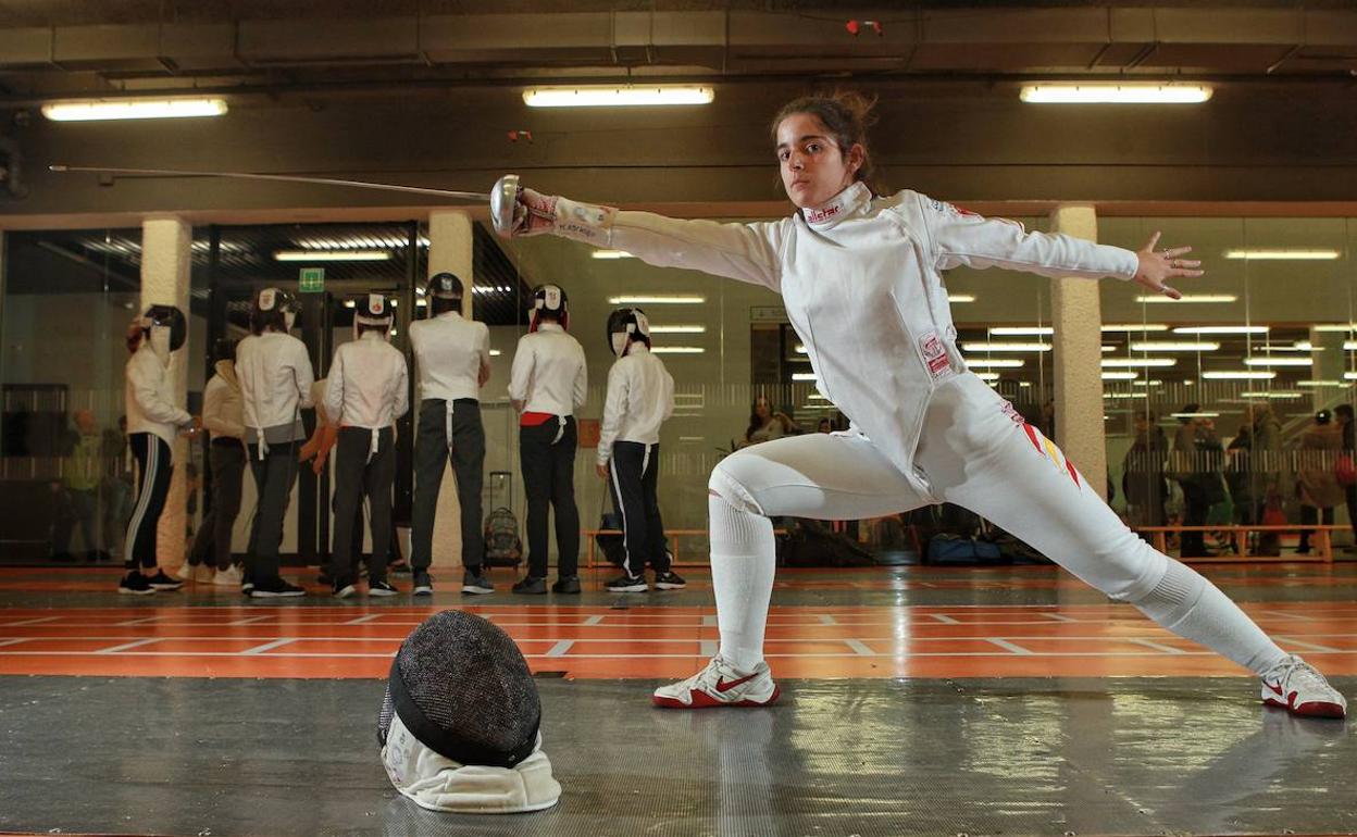 La deportista alavesa da clases en el Club de Esgrima Gasteiz del que es presidenta. 
