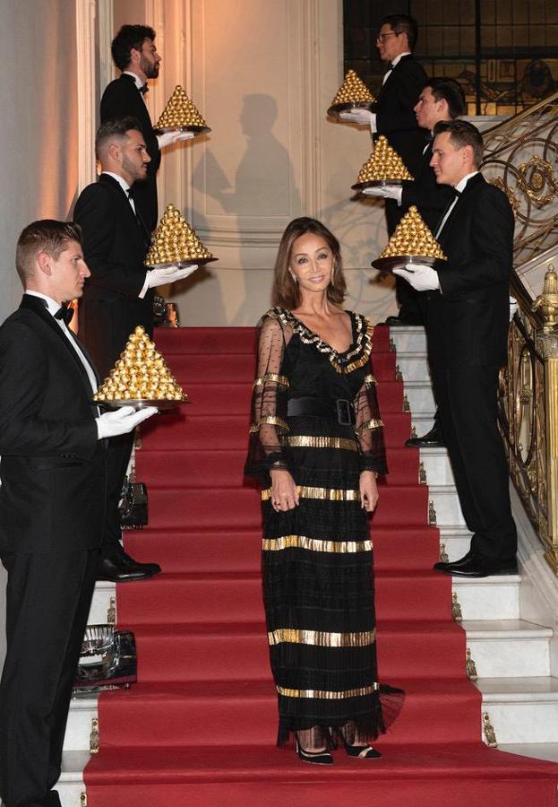 Isabel Preysler, espectacular en la celebración del 30 aniversario de Ferrero Rocher con este diseño de Temperley London.