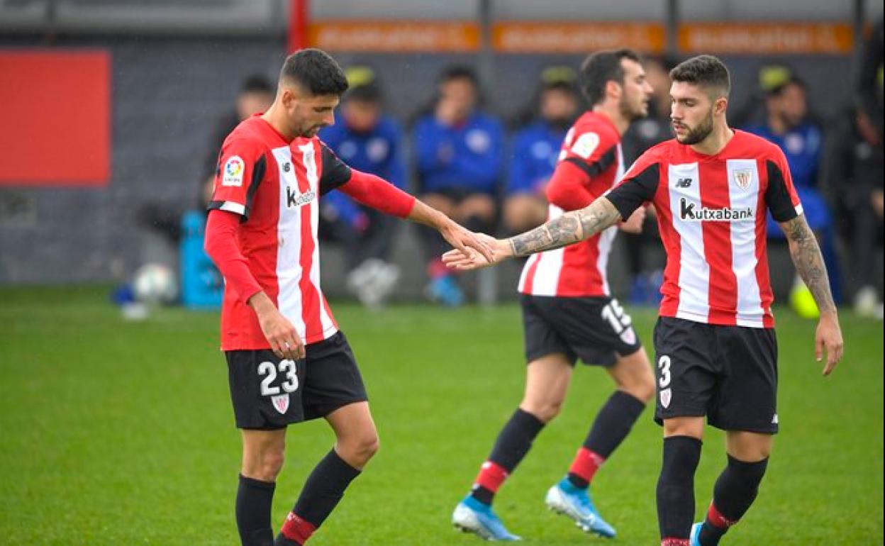 Unai Núñez felicita a Kodro tras uno de sus tantos.