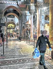 Imagen secundaria 2 - Arriba, una estancia del Palacio Gritti inundada. A la izquierda, el primer ministro italiano, Giuseppe Conti, inspecciona los daños. A la derecha, voluntarios terminan de adecentar la basílica de San Marcos tras la crecida.