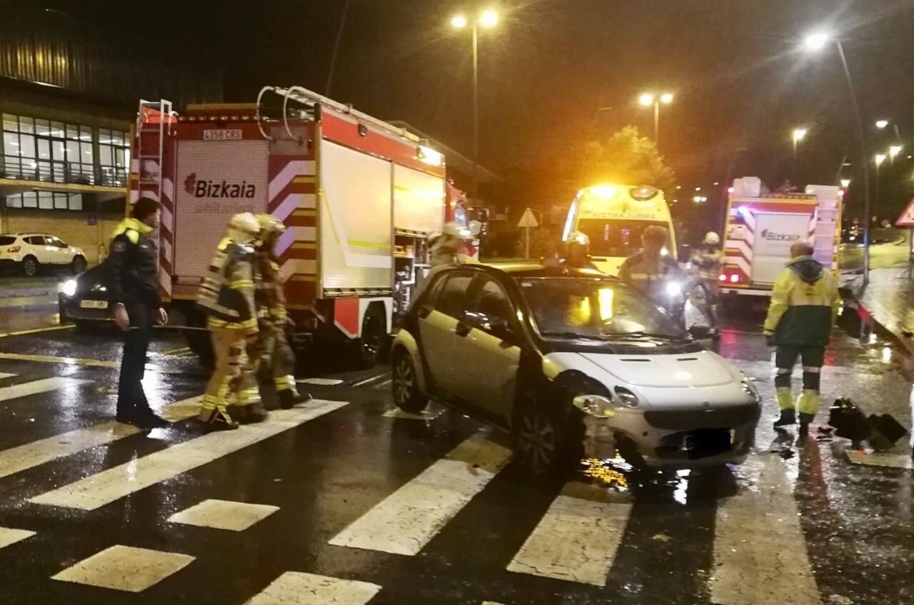 Una mujer herida tras salirse de la calzada y chocar contra un semáforo en Getxo