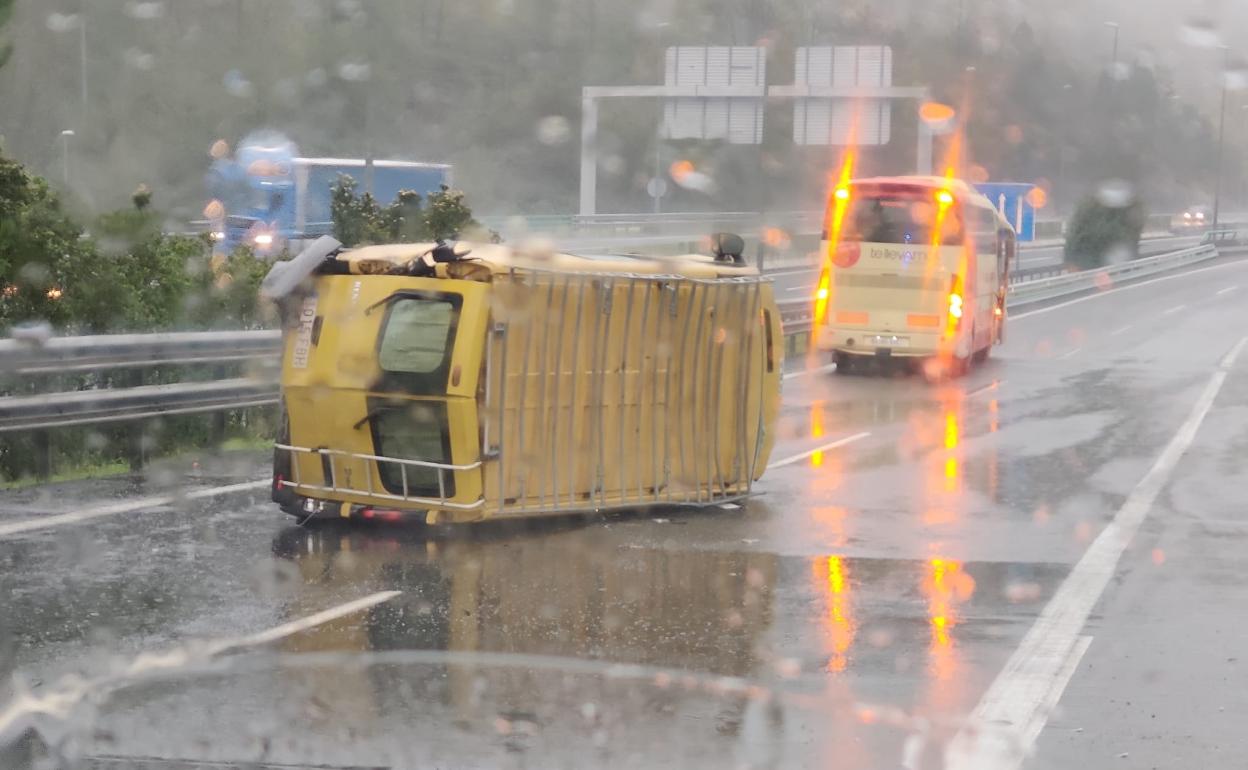 Vuelca una furgoneta con una bombona y el conductor huye del lugar en Galdakao