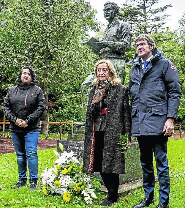 Susana, hija de Ignacio Aldecoa, entre la concejala Estíbaliz Canto y el alcalde Gorka Urtaran.