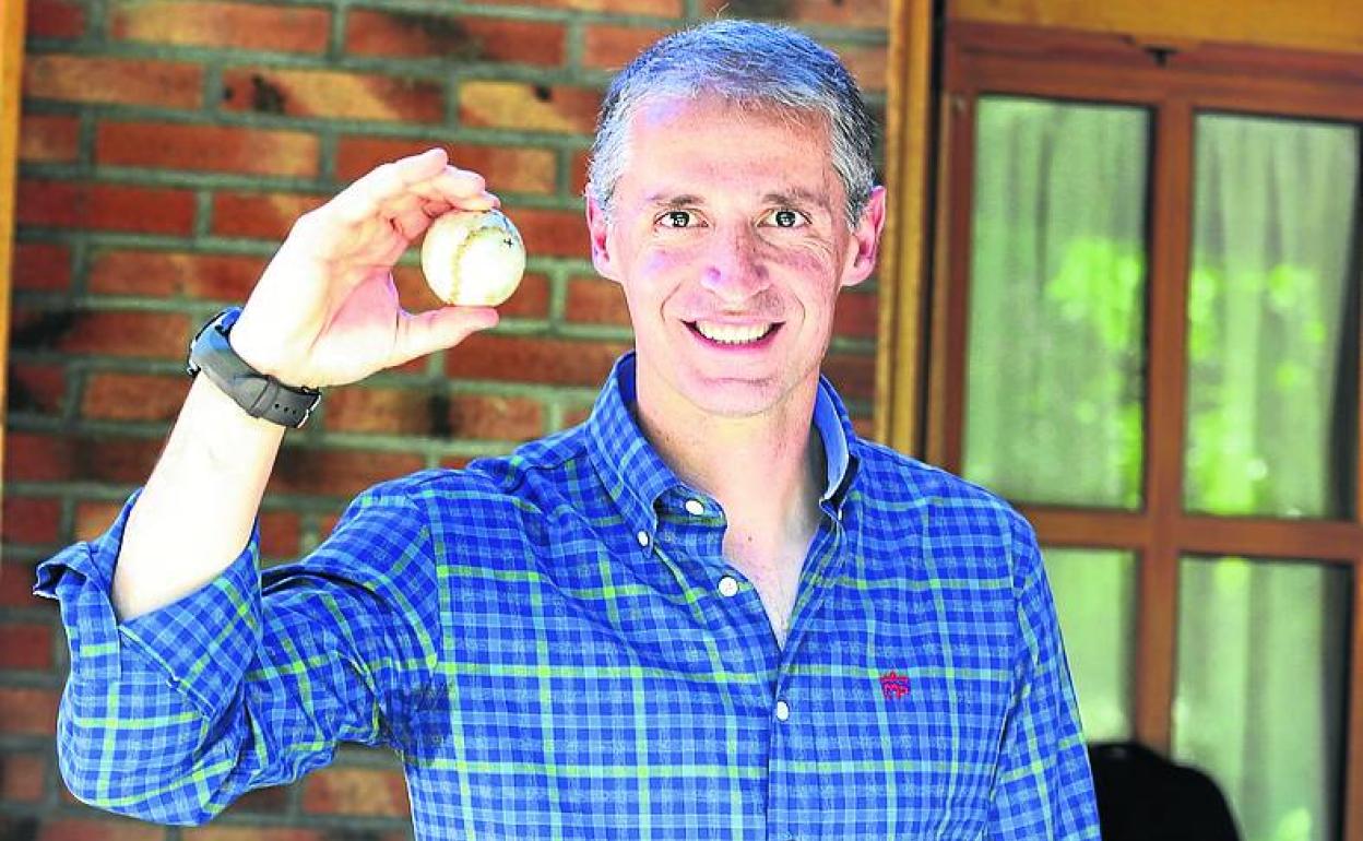 Rubén Beloki muestra una pelota.