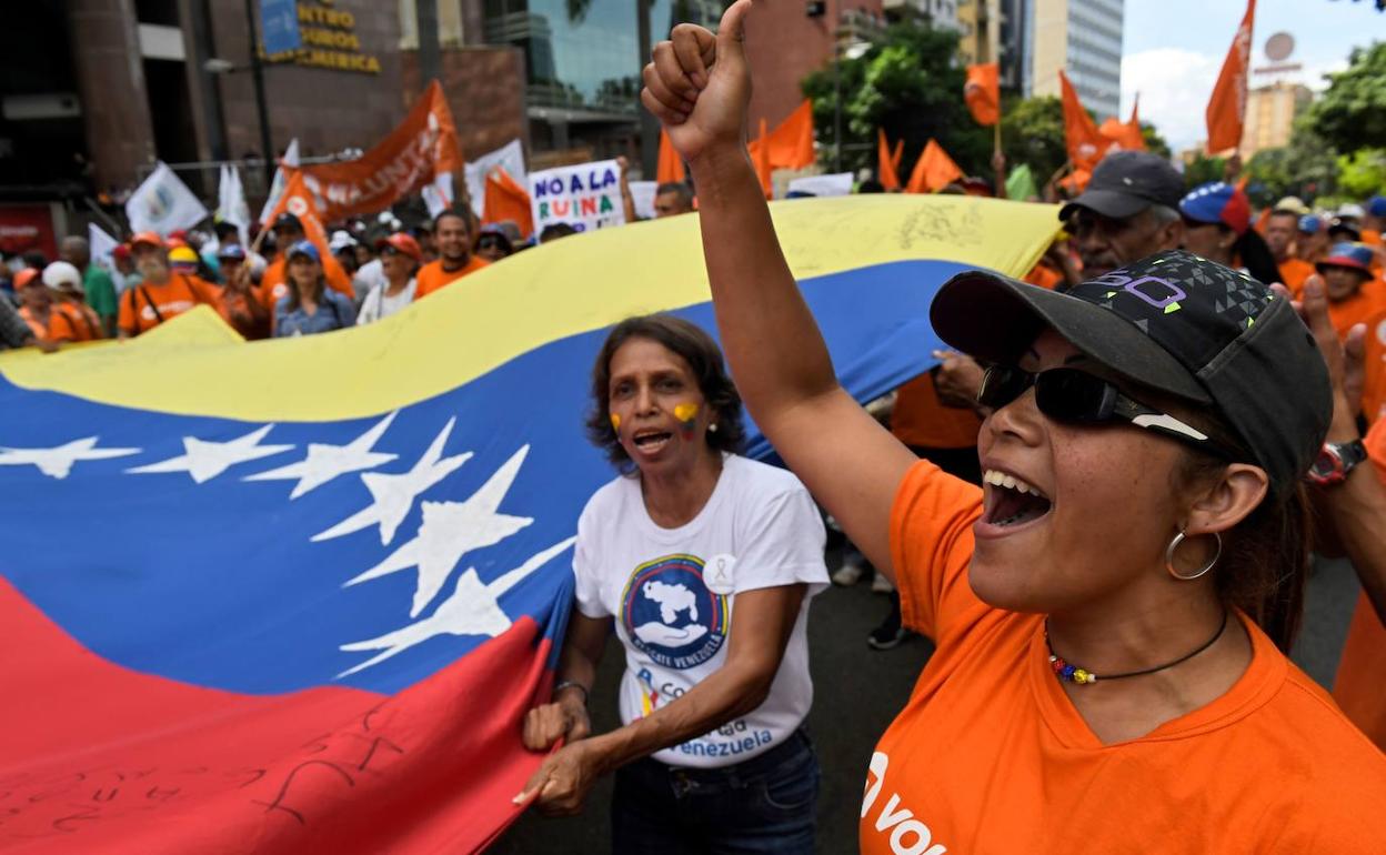 Manifestantes opositores al régimen de Nicolás Maduro toman las calles de Caracas.