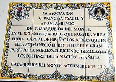 Imagen secundaria 1 - Arriba: el palacio donde se alojó el rey. A la izquierda: Hoy se colocará esta placa para recordar los 400 años de la estancia del rey. A la derecha, Fausto Jesús Arroyo, historiador local, impulsor de las celebraciones y presidente de la asociación Princesa Ysabel.