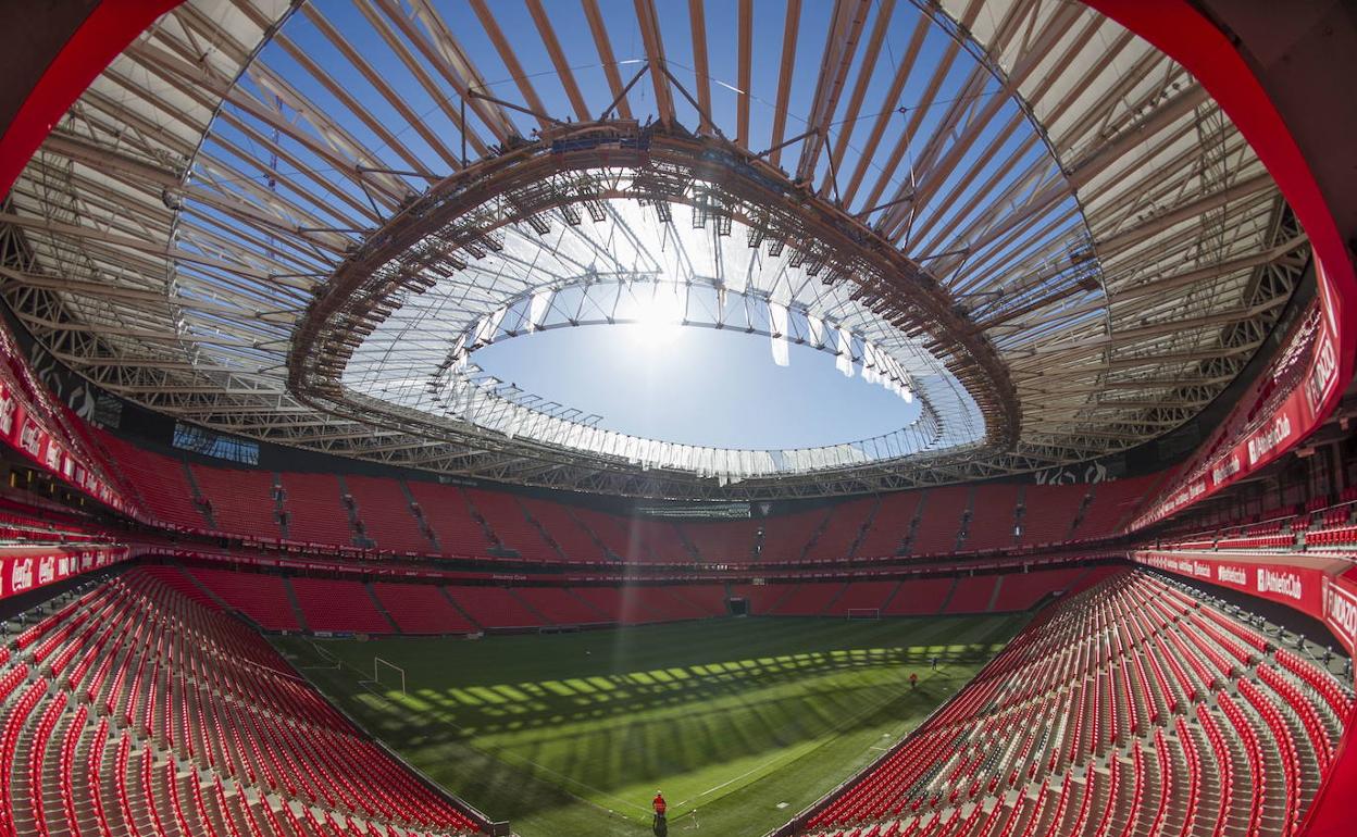 Vista interior de San Mamés, con la nueva cubierta protegiendo las gradas. 