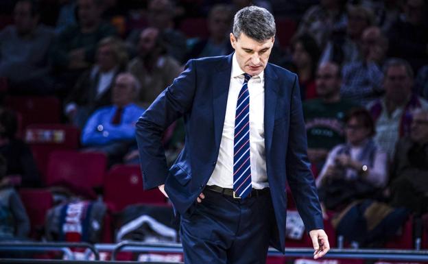 Perasovic, cabizbajo, durante el encuentro de este domingo en el Buesa. 