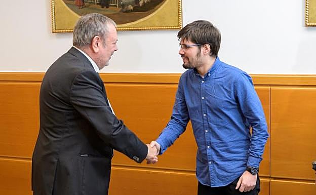 El consejero Azpiazu saluda a Martínez la semana pasada