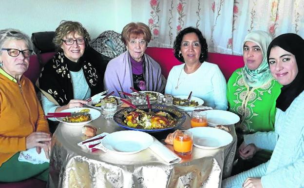 Uno de los grupos de mujeres que ayer compartieron mesa en la iniciativa intercultural.