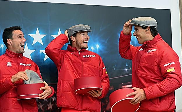 Roberto Bautista, Pablo Carreño y Rafa Nadal posan con gorras de chulapo en la Caja Mágica donde se jugará la fase final de la Copa Davis, que se disputará del 18 al 24 de noviembre 