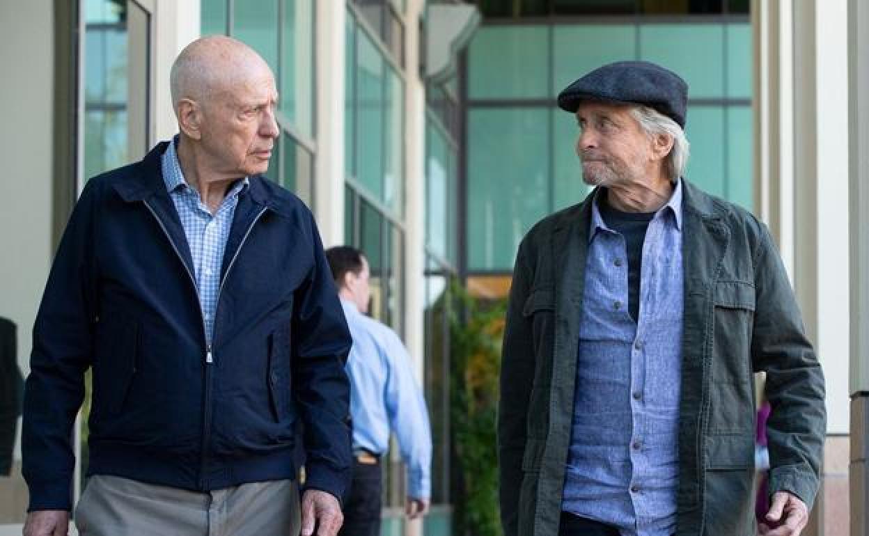 Alan Arkin y Michael Douglas en la segunda temporada de 'El Método Kominsky'.