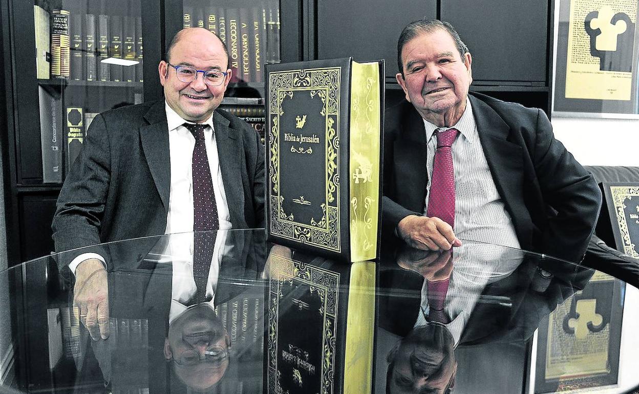 Javier Gogeascoechea Olabarriaga y Javier Gogeascoechea Arrien, gerentes de Desclée de Brouwer, con un ejemplar rutilante de la Biblia de Jerusalén, editado en una imprenta especializada con sede en China.
