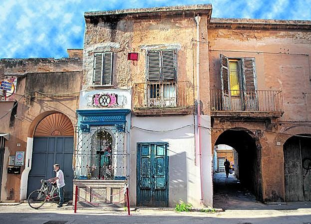 Un hombre sale de su casa en Marsala, una ciudad al oeste de Sicilia, la gran isla del Mediterráneo que se enfrenta a un grave problema de despoblación.