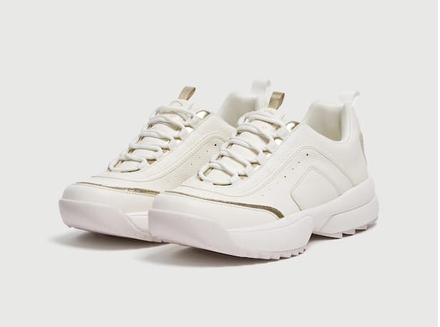 Zapatillas con detalles dorados. 