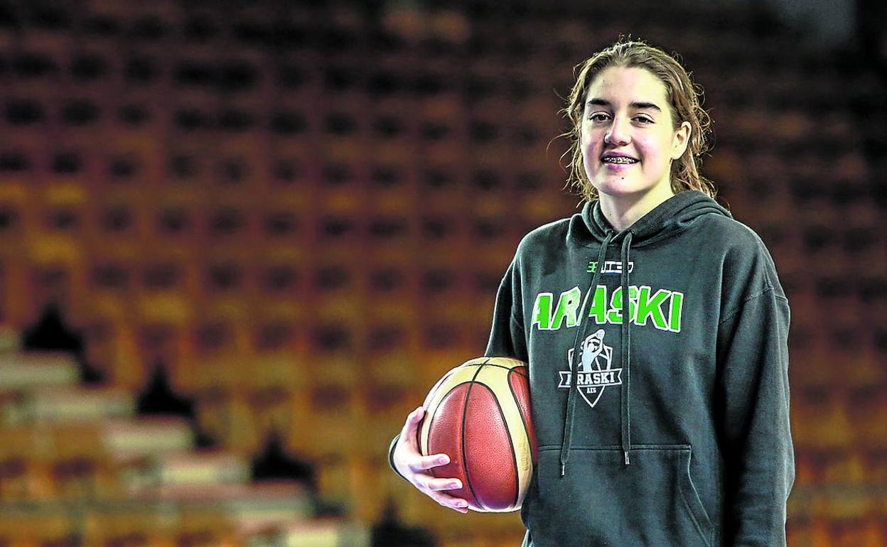 La base Sonia Pereda, de 16 años, posa en Mendizorroza antes de un entrenamiento con el Araski. 