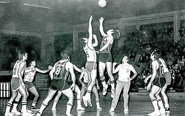 Ray Price lucha por la primera posesión frente al Hospitalet.