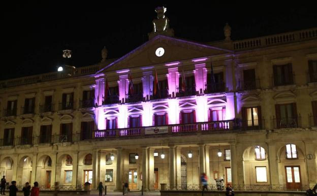 La fachada del Ayuntamiento volverá a teñirse de morado el día 25. 