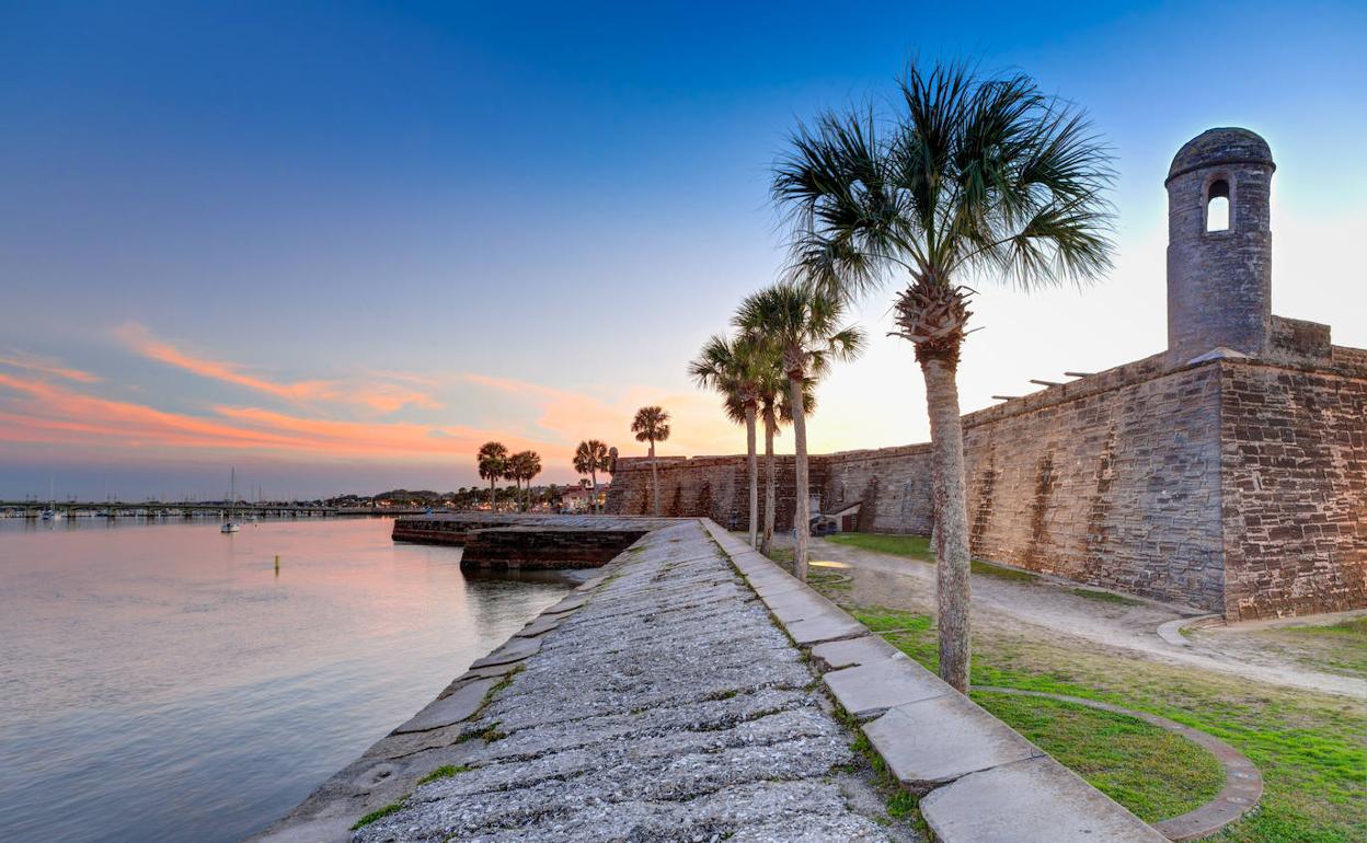 El castillo, el edificio más emblemático de la ciudad, fue reforzado tras el asalto de los piratas.