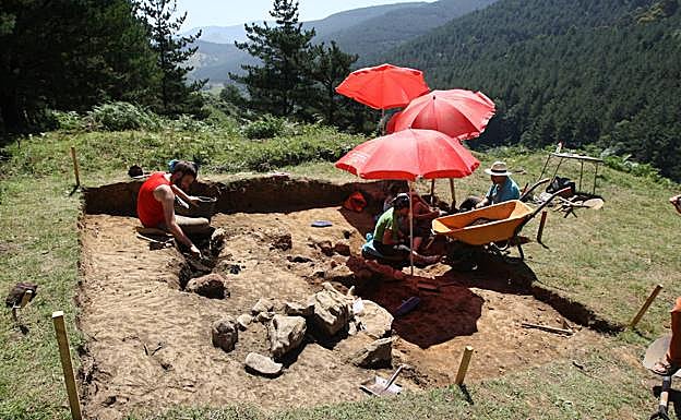 Trabajos arqueológicos en Peñas Negras.