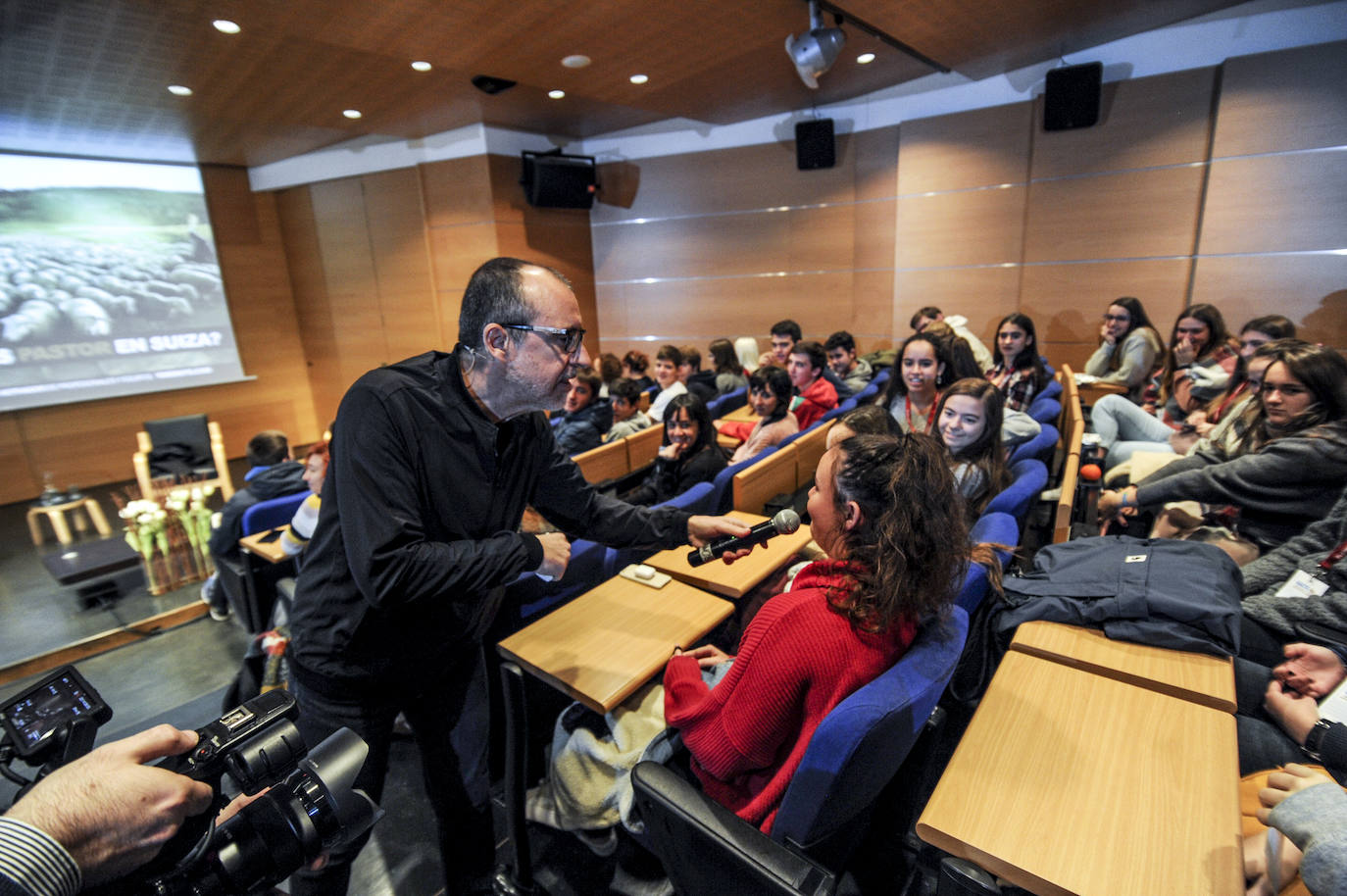 Alfonso Alcántara da la palabra a uno de los estudiantes. 