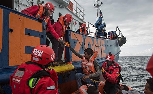 Miembros de SMH ayudan a subir al 'Aita Mari' a los migrantes, que habían partido de Libia