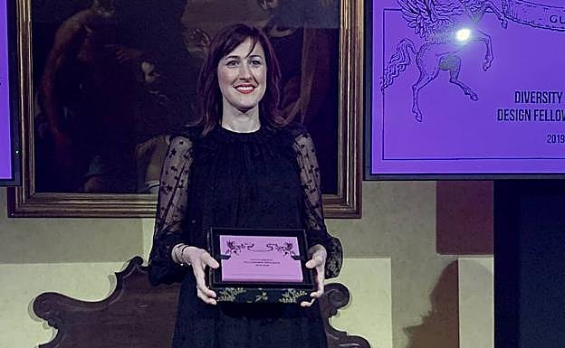 Lorena Alonso con su galardón.