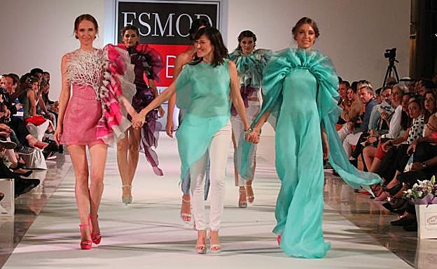 Lorena Alonso, en el centro, tras el desfile de la escuela de moda Esmod Dubai en el que presentó su primera colección.