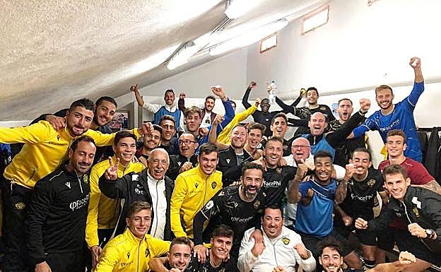 Los jugadores del Intercitu celebran su clasificación para la Copa. 