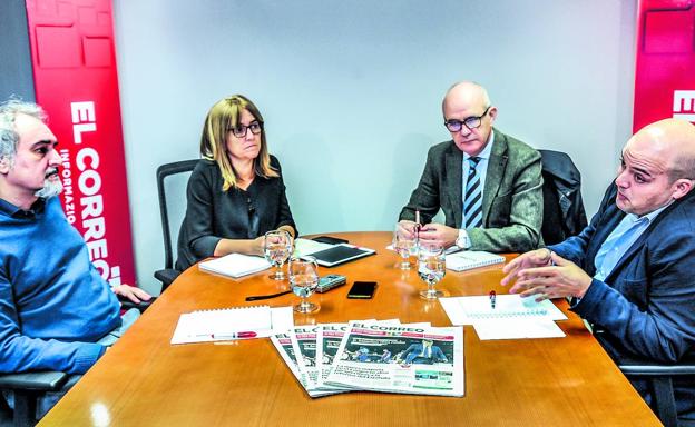 Juan Manuel Fernández (EVE), la concejala de Movilidad, Amaia Barredo, Carlos Bergera (Iberdrola) y Álvaro Coupeau (Tecnalia), en la redacción de EL CORREO.