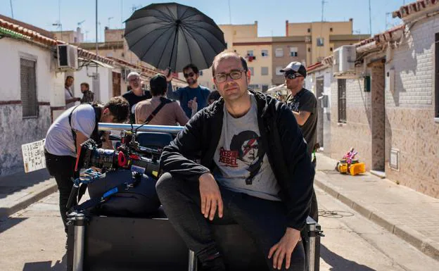 El sevillano Paco Cabezas ha rodado 'Adiós' en el barrio de las Tres Mil Viviendas de la capital andaluza. 