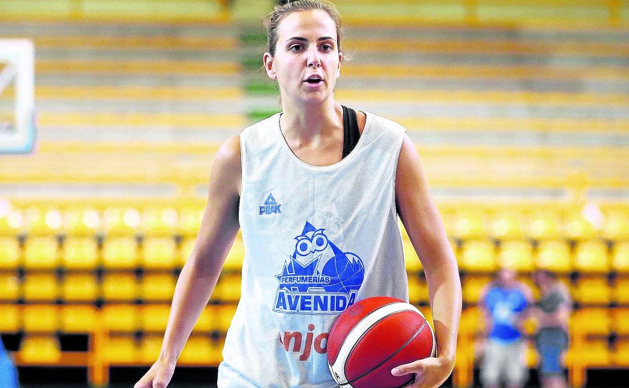 Andrea Vilaró se ejercita durante un entrenamiento con el Perfumerías Avenida. 