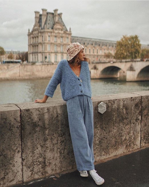 Un ‘bucket hat’ - Te puede parecer extraño, pero su éxito en ‘street-style’ lo confirma. Los ‘bucket-hats’ o gorros de pescador son unos diseños de los años 90 que se empezaron a ver de nuevo a principios de este año. Apareció en el desfile de Dior en París, Peter Philip coincidió con Maria Grazia Chiuri, Chanel le dio un giro con textura de PVC transparente y Rihanna lo versionó en su colección Fenty X Puma. Aunque no lo hemos dejado de ver en todo el verano, ahora parece que su legado continua en versión invierno, con estampados de cuadros y tejidos calentitos.