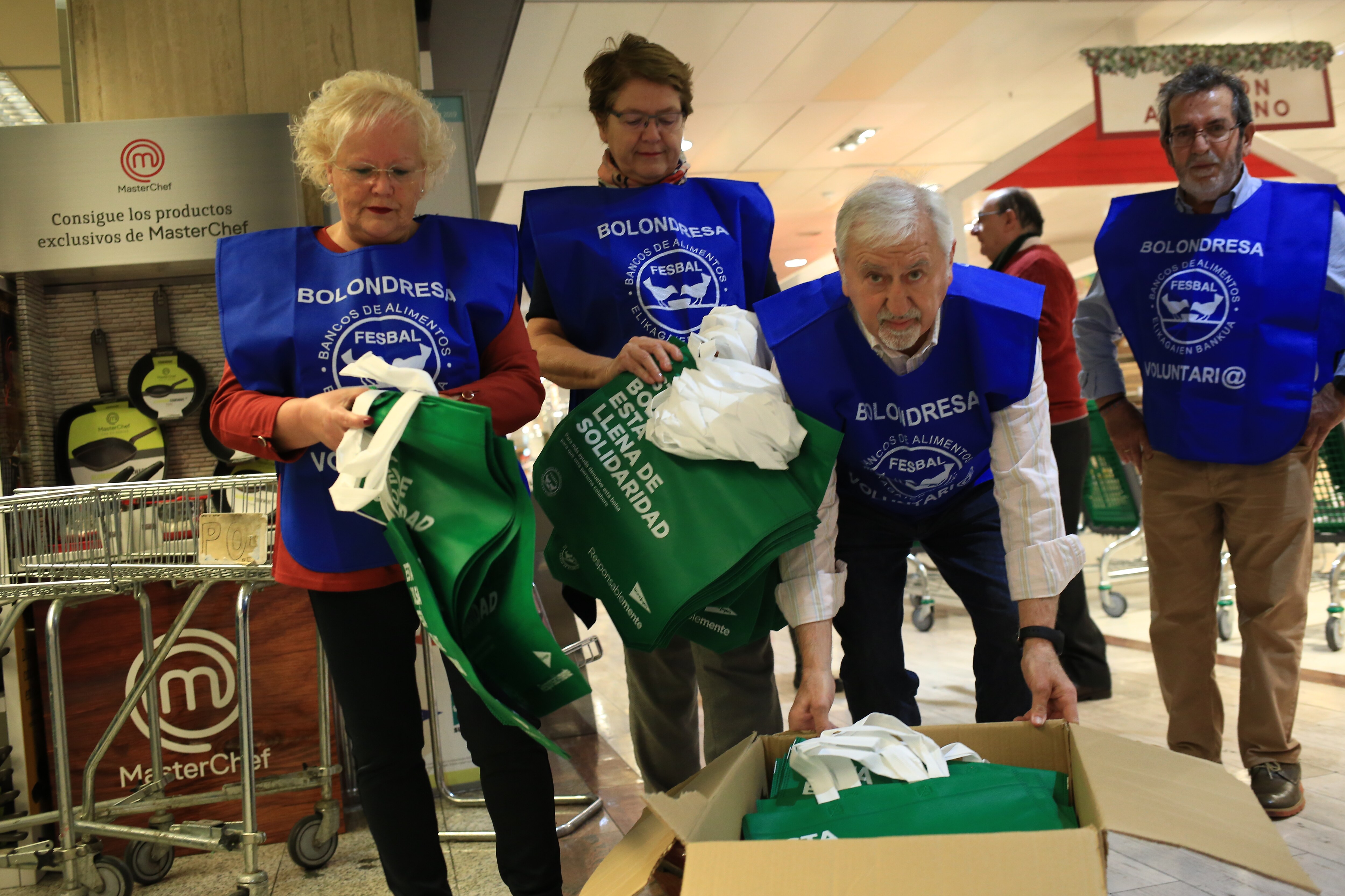 Unos 5.500 voluntarios recogen las donaciones de clientes de más de 300 supermercados.