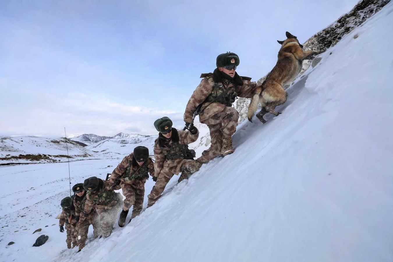 Soldados del Ejército Popular de Liberación de China patrullando en la frontera del Paso Khunjerab en Kashgar