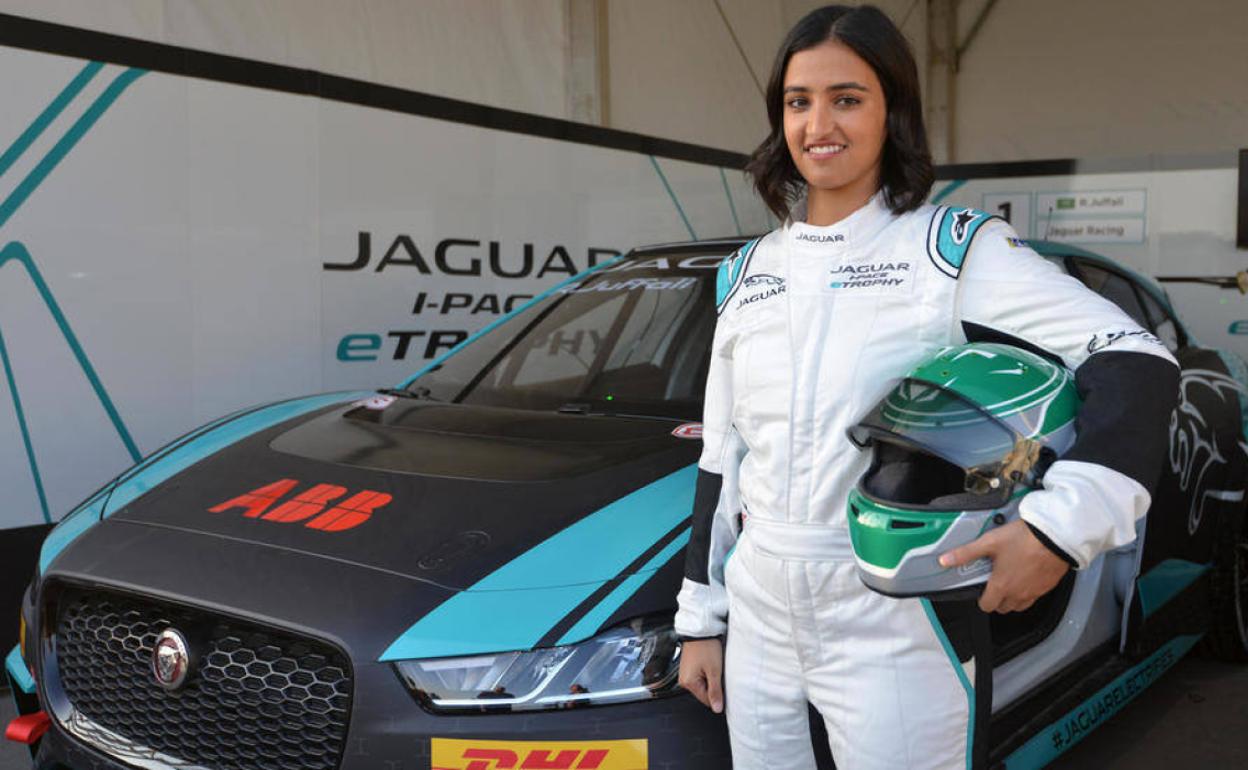 Reema Juffali posando junto al coche con el que ha hecho historia. 