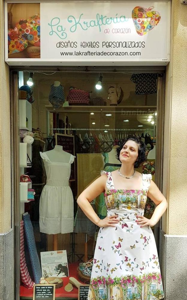 Helen Alonso, propietaría de La kraftería del corazón, en la calle Artekale de Bilbao. 