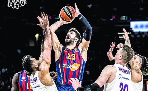 Shengelia anota entre Bolomboy, Vorontsevich y Hackett, del CSKA, en el partido del miércoles. 