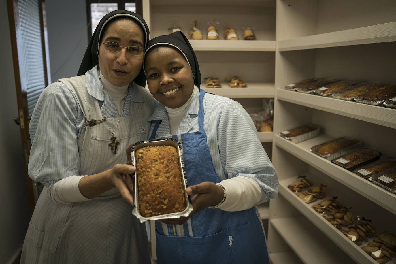 Fotos: Las monjas de clausura de Basurto se aplican con la repostería para sobrevivir