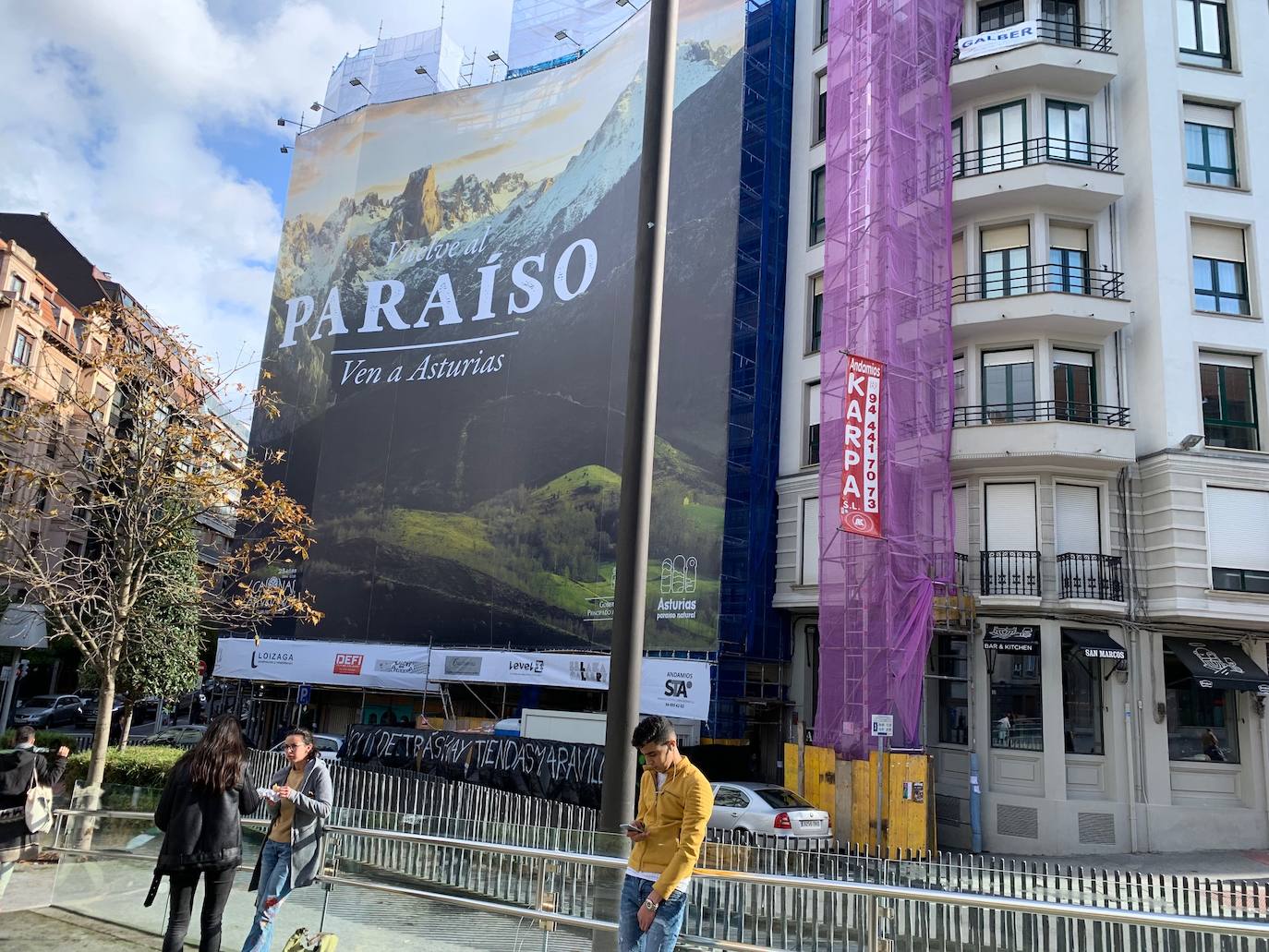 Fotos: Así han quedado tapados varios comercios en la Plaza Arriquíbar de Bilbao