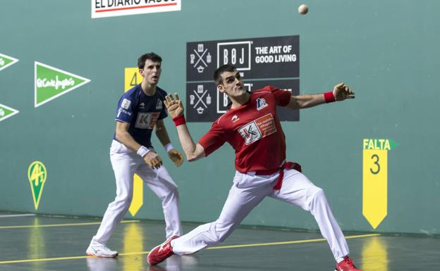 Eskurdia y Matija, en un momento del partido. 