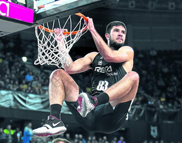 Axel Bouteille se cuelga del aro tras un mate en el partido ante el Gran Canaria.