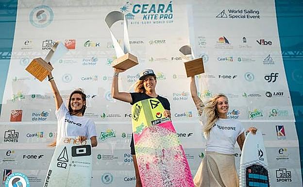 Podio de las tres ganadoras del Women's GKA Kite-Surf.