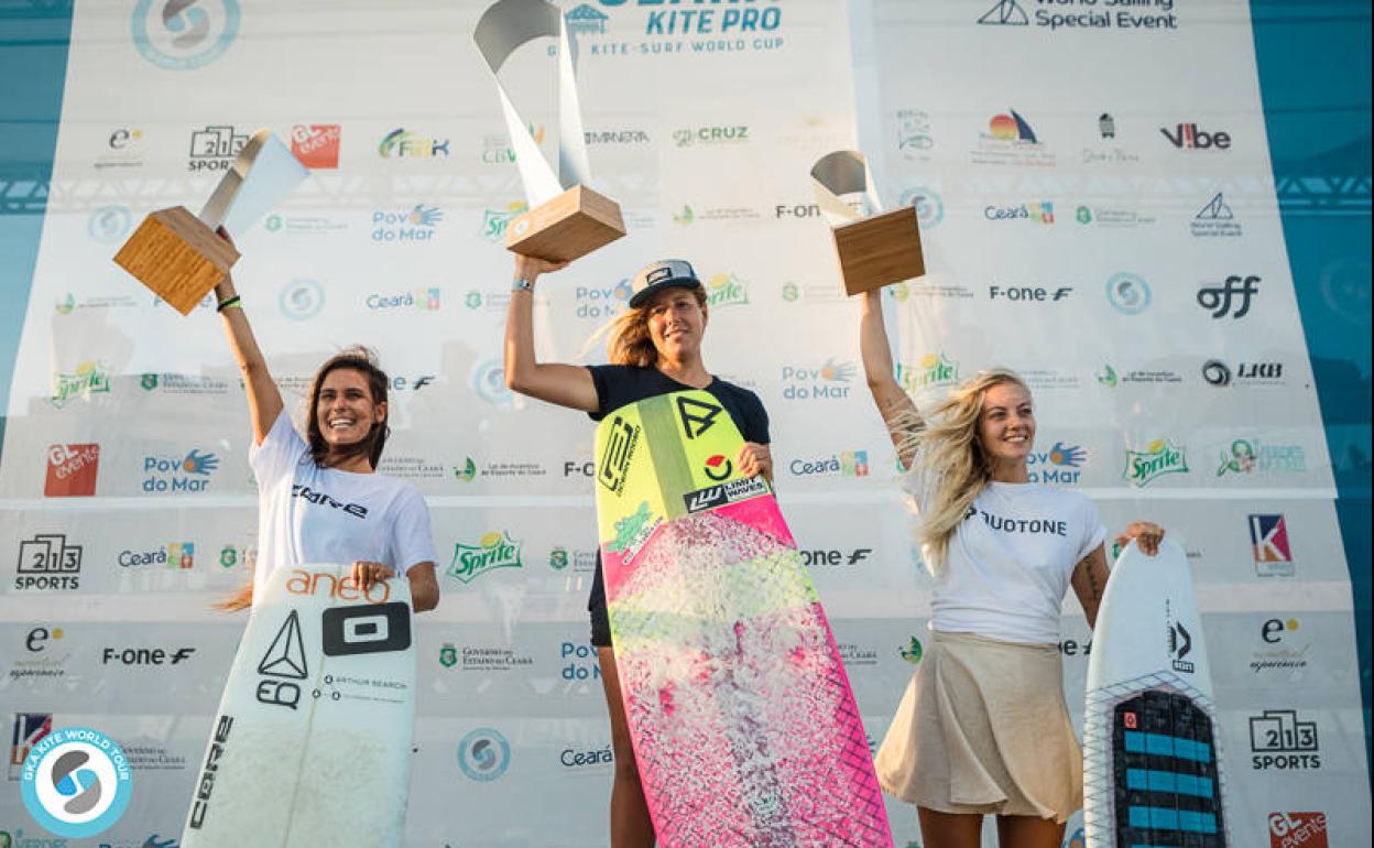 Podio de las tres ganadoras del Women's GKA Kite-Surf.