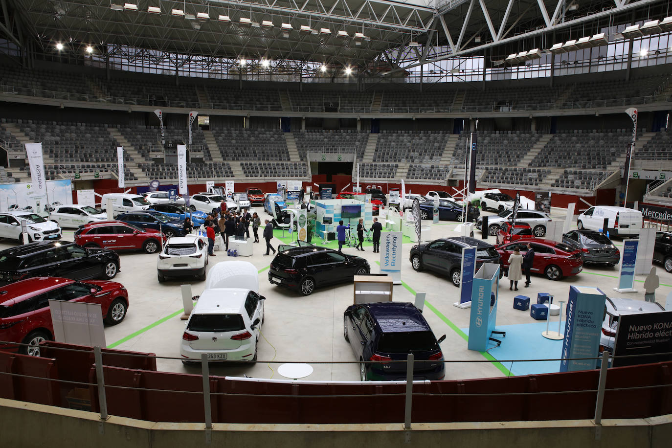 Fotos: Más de un millar de personas conocen los mejores coches sostenibles en el Iradier Arena